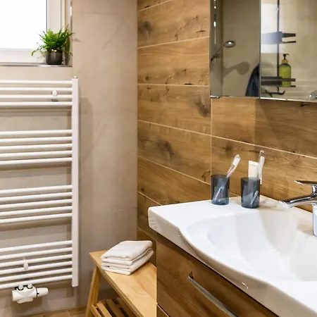 Apartment Stilvolle Im Schwarzwald - 2 Min Zu Fuss Ins Zentrum, S-bahn, Therme & Bergbahn *