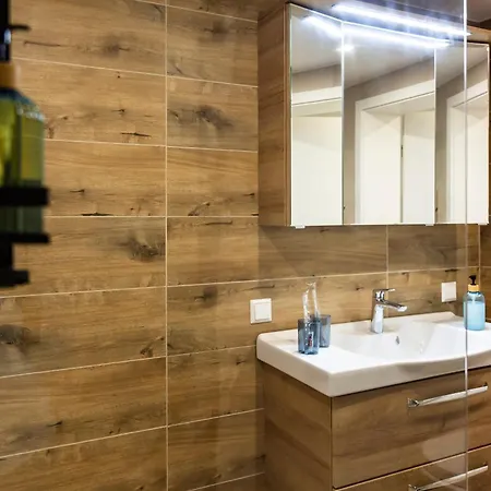 Stilvolle Im Schwarzwald - 2 Min Zu Fuss Ins Zentrum, S-bahn, Therme & Bergbahn Apartment